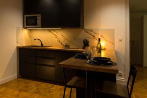 Kuchyň nebo kuchyňský kout v ubytování Suite Atemporelle - SPA room