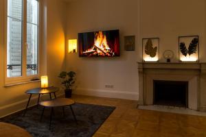 TV a/nebo společenská místnost v ubytování Suite Atemporelle - SPA room