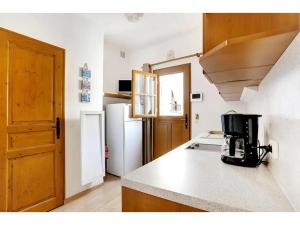 eine Küche mit Theke und weißem Kühlschrank in der Unterkunft City Cottage le Montreuillois in Montreuil