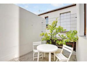 ein weißer Tisch und Stühle auf einem Balkon in der Unterkunft City Cottage le Montreuillois in Montreuil + 9 Fotos