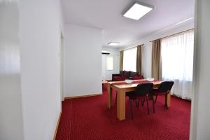 Un comedor con mesa y sillas en Marcos Studio Apartment, en Bucarest