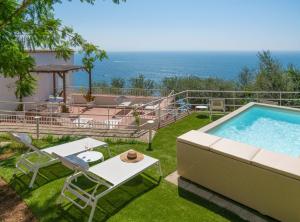 Bazén v ubytování AMORE RENTALS - Villa Jacaranda nebo v jeho okolí