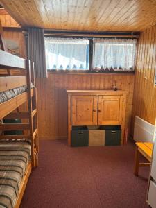 a room with a bunk bed and a desk in a cabin at Appartement 4 personnes Châtel in Châtel