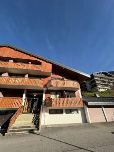 a building with a staircase in front of it at Appartement 4 personnes Châtel in Châtel