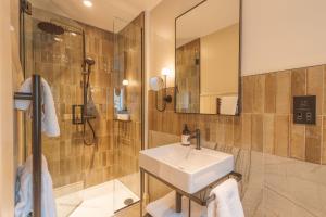 Ein Badezimmer in der Unterkunft Pine Trees Hotel Pitlochry