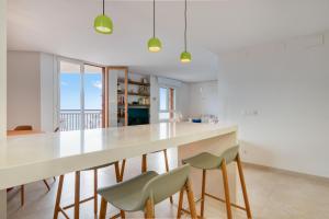 ハベアにあるJavea Brisas Del Mar Cofisaのキッチン(大きな白いテーブルと椅子付)