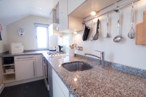 Kuchyň nebo kuchyňský kout v ubytování 6 Porth Sands Newquay Cornwall Luxury with Sea Views