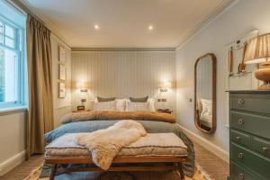 Ein Bett oder Betten in einem Zimmer der Unterkunft Pine Trees Hotel Pitlochry