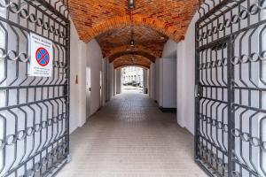 pusty korytarz z łukiem w budynku w obiekcie Apartament z osobną sypialnią w pięknej kamienicy w centrum we Wrocławiu