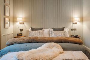 Ein Bett oder Betten in einem Zimmer der Unterkunft Pine Trees Hotel Pitlochry