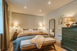 Ein Bett oder Betten in einem Zimmer der Unterkunft Pine Trees Hotel Pitlochry