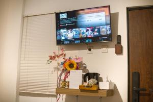 TV a/nebo společenská místnost v ubytování Sukhayana Stay Malioboro
