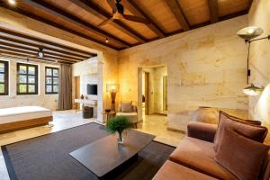 ギョレメにあるMare Cappadociaのソファとテーブルのあるリビングルーム