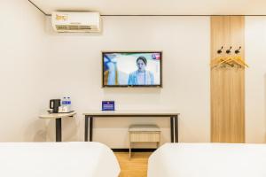 TV a/nebo společenská místnost v ubytování Qingji Hotel mini Beijing Wangfujing Dengshikou Subway Station Branch