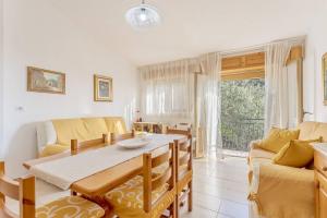 a kitchen and dining room with a table and chairs at Casa Marea in Marina di Gairo