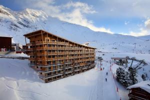 Chalet des Neiges -La Source des Arcs في آرك 2000: مبنى على منحدر التزلج في الثلج