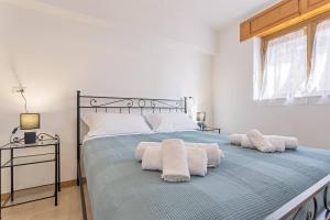 a bedroom with a bed with towels on it at Casa Marea in Marina di Gairo