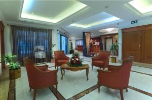 Al Madina Suites Doha tesisinde lobi veya resepsiyon alanı