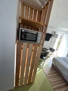 Voodi või voodid majutusasutuse Trogir Čiovo nice studio apartment near the sea in Okrug toas