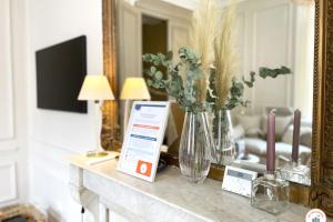 TV a/nebo společenská místnost v ubytování Le Crosne - Parking - Prestige - Calm