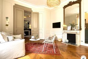 TV a/nebo společenská místnost v ubytování Le Crosne - Parking - Prestige - Calm