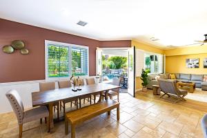 a dining room with a table and chairs at Mini Golf, Saltwater Pool & Spa by MariamsBnb in Desert Hot Springs