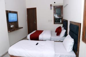 Postel nebo postele na pokoji v ubytování Hotel Gush At New Delhi Railway Station