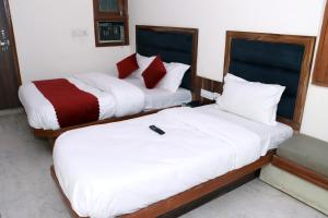 Postel nebo postele na pokoji v ubytování Hotel Gush At New Delhi Railway Station
