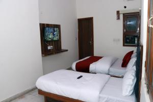 Postel nebo postele na pokoji v ubytování Hotel Gush At New Delhi Railway Station