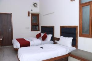 Postel nebo postele na pokoji v ubytování Hotel Gush At New Delhi Railway Station