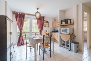 Η κουζίνα ή μικρή κουζίνα στο Le Printemps - Appt vue montagne avec terrasse