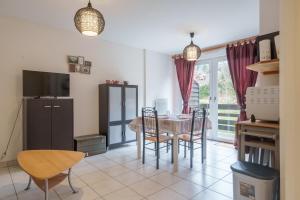 Η κουζίνα ή μικρή κουζίνα στο Le Printemps - Appt vue montagne avec terrasse +4 φωτογραφίες