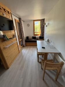 Η κουζίνα ή μικρή κουζίνα στο Arcades-48- Studio pied des pistes-3 pers +9 φωτογραφίες
