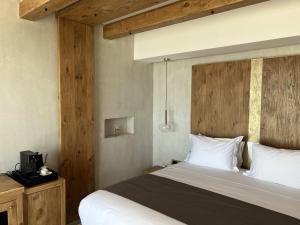 Łóżko lub łóżka w pokoju w obiekcie Τhe Noverian Antama Organic Beach Resort Chania