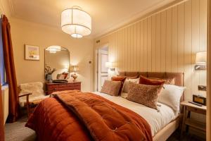 Ein Bett oder Betten in einem Zimmer der Unterkunft Pine Trees Hotel Pitlochry