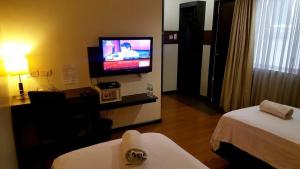 TV a/nebo společenská místnost v ubytování MAKATI Boutique Hotel near NAIA Airport Terminal 3 Edsa Pasay CBD