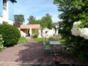 Zahrada ubytování Logis Hôtels - Le Pont Bernet - Hotel 2 étoiles et restaurant