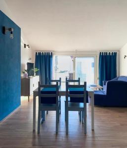 Una sala de estar con una mesa y sillas y un sofá. en Apartment Zare, en Banjol