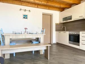 cocina con mesa de madera y encimera en Apartment Zare, en Banjol 82 fotos más