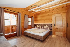 Postel nebo postele na pokoji v ubytování Hotel Lammwirt + 37 fotografií