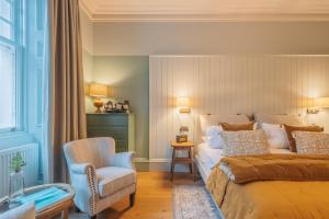Ein Bett oder Betten in einem Zimmer der Unterkunft Pine Trees Hotel Pitlochry