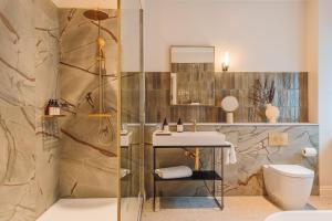 ein Badezimmer mit Dusche, Waschbecken und Toilette in der Unterkunft Pine Trees Hotel Pitlochry in Pitlochry