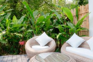 Taman di luar Villa Saphira Selong Belanak