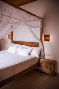 Postel nebo postele na pokoji v ubytování Rose Blossom Ayurvedic Spa & Guesthouse Mirissa