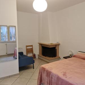 1 dormitorio con cama, sofá y chimenea en Angelo's House - Il Tanguero, en Pellezzano