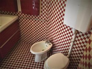 um banheiro com vaso sanitário e pia em Casa Milano - Apartments and Rooms - Duomo's Whisper em Milão