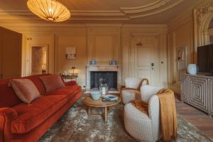 Ein Sitzbereich in der Unterkunft Pine Trees Hotel Pitlochry