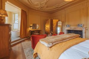 Ein Bett oder Betten in einem Zimmer der Unterkunft Pine Trees Hotel Pitlochry
