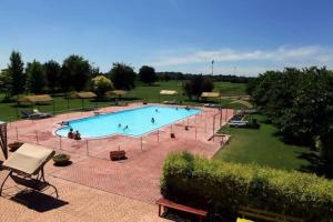 Bazén v ubytování Agriturismo borgo del mincio nebo v jeho okolí