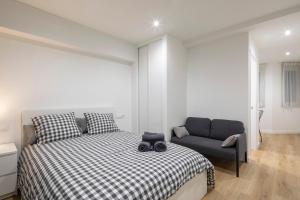 a bedroom with a bed and a couch at Garo in Vigo
